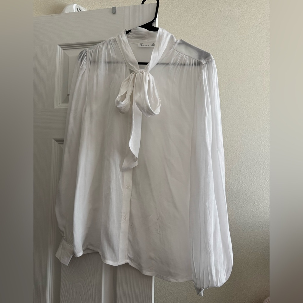 89th + Madison - Elegant White Blouse with Bow Tie size Small